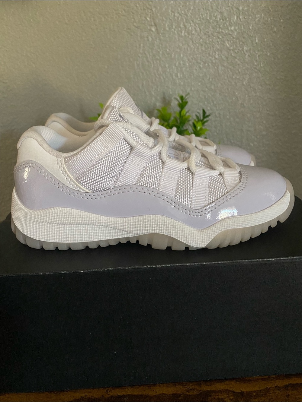 Jordan Kids Low-Top Sneakers in White and Light Gray